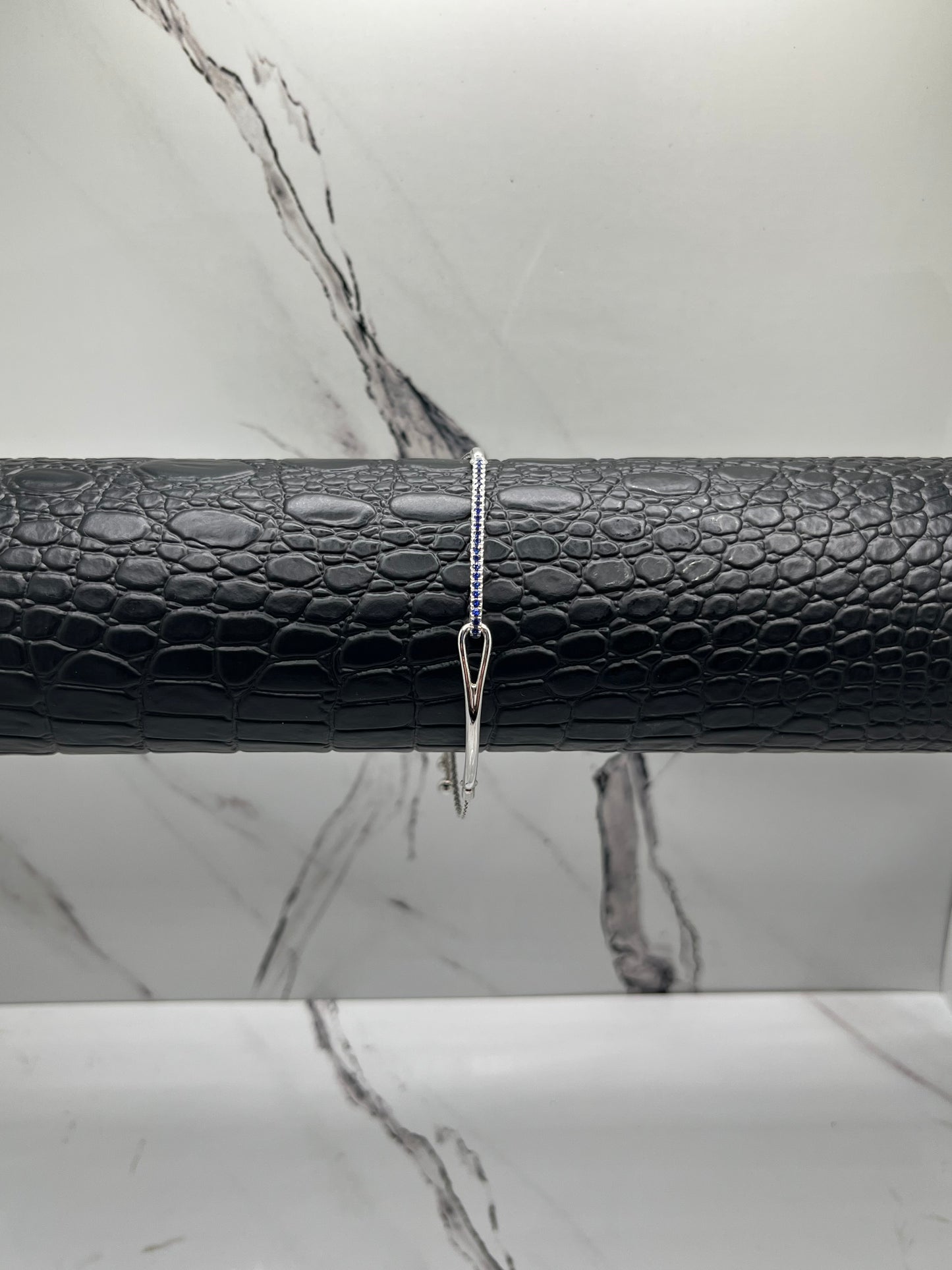 Solid rope loop link with Blue lab Sapphire